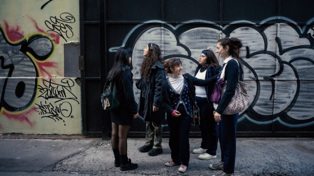 Alba Gaviraghi, ganadora en Cannes, culmina el rodaje de ‘Hijas Únicas’ y debuta como directora