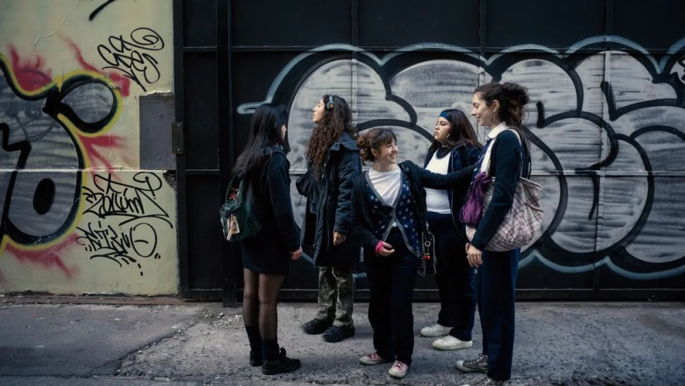 Alba Gaviraghi, ganadora en Cannes, culmina el rodaje de ‘Hijas Únicas’ y debuta como directora
