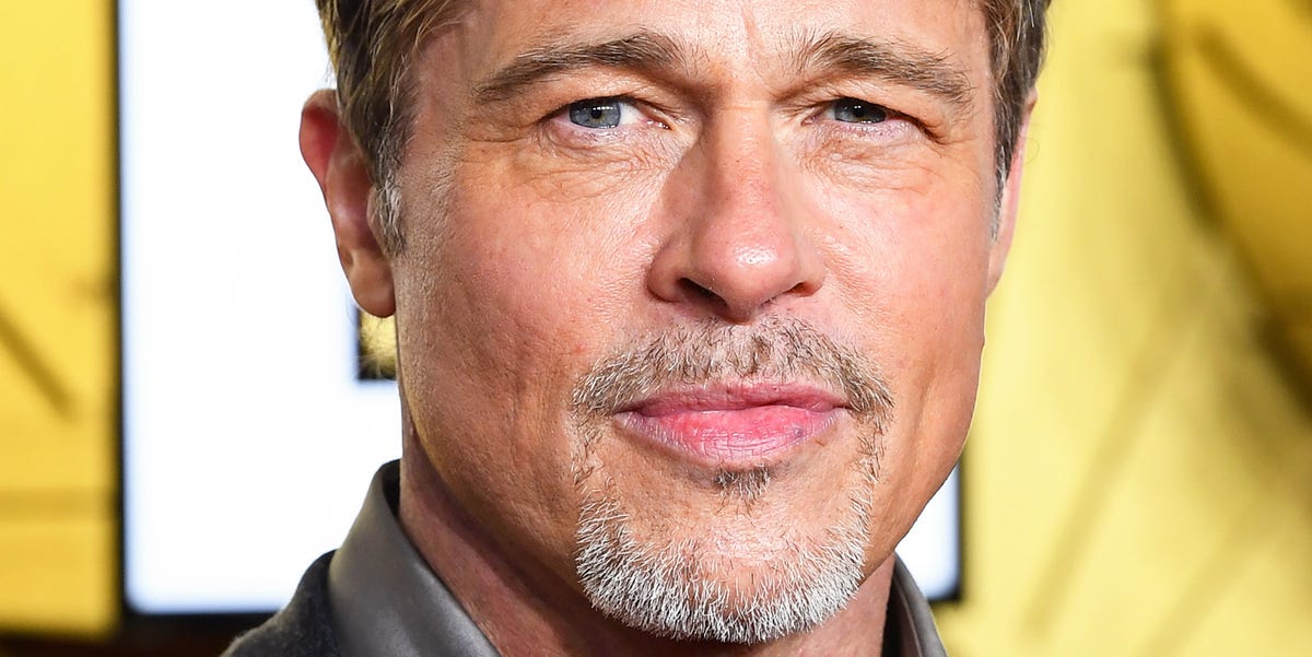 El insólito primer empleo de Brad Pitt: disfrazado de pollo para promocionar un restaurante