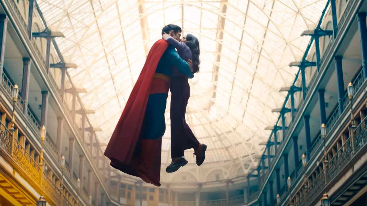 Rachel Brosnahan recurrió a una bruja antes de rodar 'Superman' para romper una maldición
