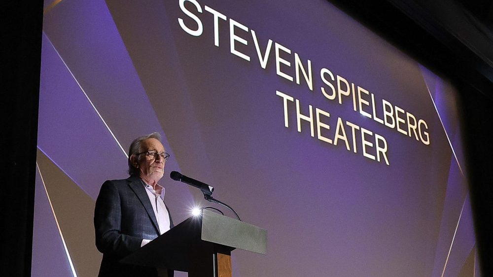 Spielberg deslumbra con escenas inéditas de su nuevo thriller en la emotiva reinauguración del Universal Theater