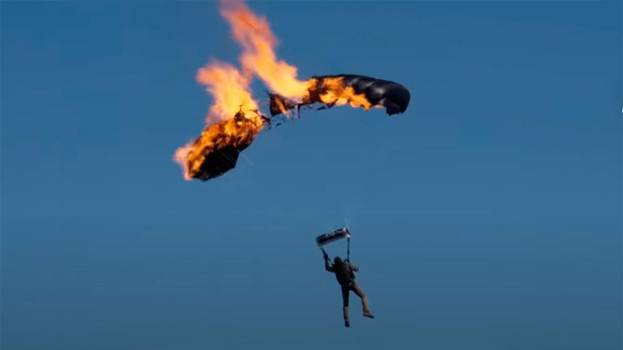 Tom Cruise rompe un Récord Guinness con 16 saltos en paracaídas en llamas: solo tenía 10 segundos para sobrevivir en cada intento