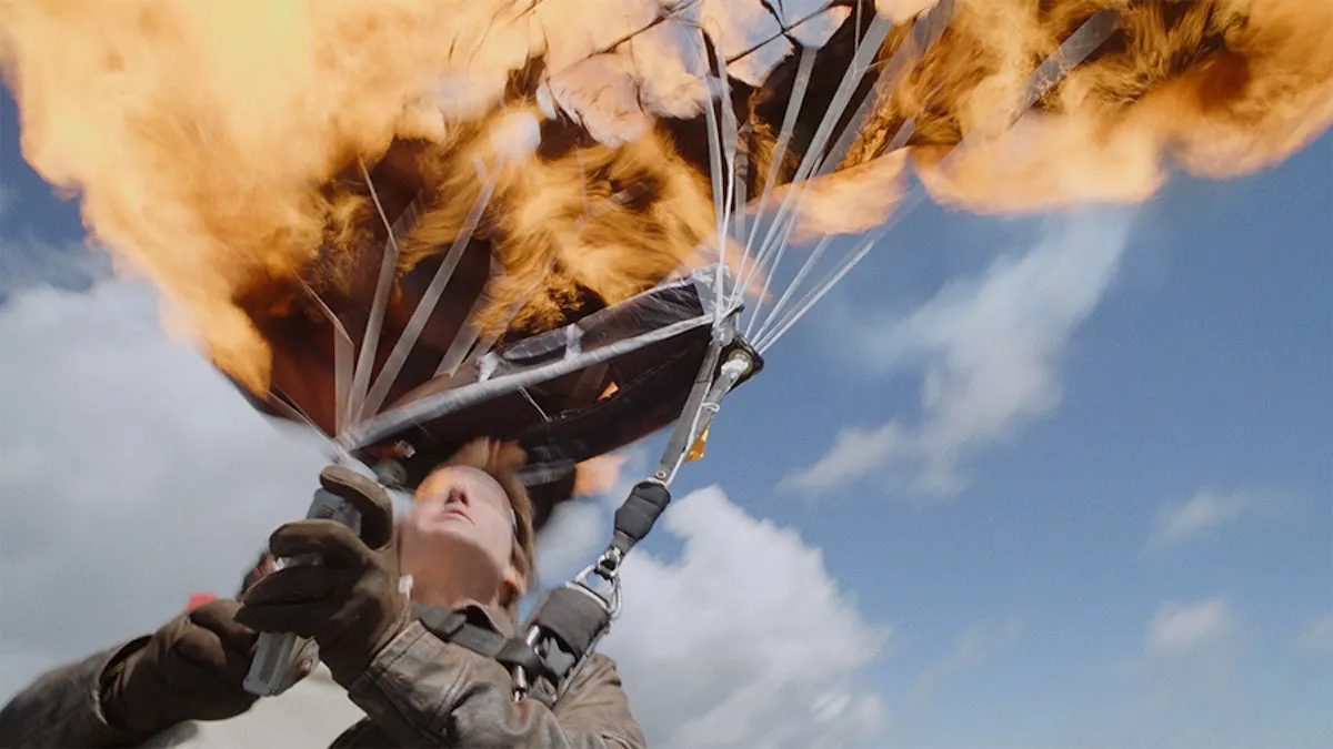 Tom Cruise rompe récord Guinness con 6 saltos en paracaídas envuelto en llamas para su nueva película